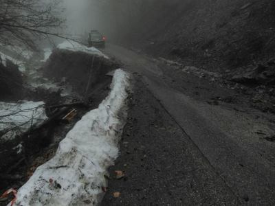 Hunedoara: Drumul spre Sarmizegetusa Regia a fost închis, după ce o porţiune de şosea s-a surpat, în urma ploilor. FOTO