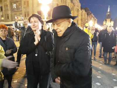 Filosoful Mihai Şora, la protest în centrul municipiului Timişoara: O justiţie care nu e independentă, nu e justiţie. Laura Kovesi reprezintă Justiţia, cu majusculă, şi de Justiţie lor le este frică. FOTO/ VIDEO