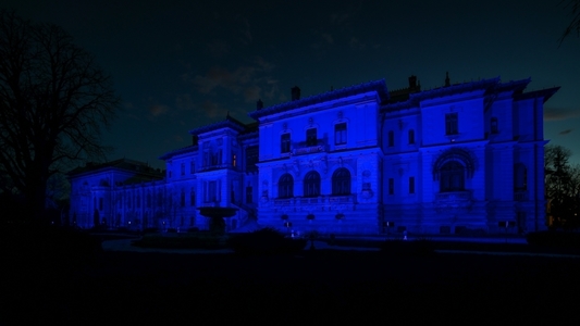 Palatul Cotroceni, iluminat în albastru, pentru a marca Ziua Internaţională de Conştientizare a Autismului