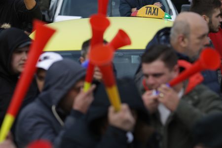 Incidente la protestul din Piaţa Victoriei: Doi taximetrişti au aruncat cu ouă către un taxi cu clienţi al cărui şofer nu participa la acţiune, iar un protestatar şi un şofer şi-au adresat injurii