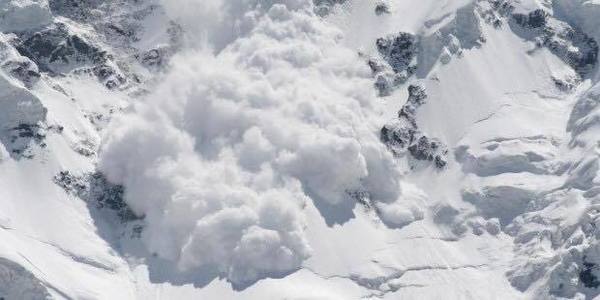 Risc însemnat de producere a avalanşelor în masivele Făgăraş şi Bucegi, la peste 1.800 de metri altitudine; la altitudini mai mici de 1.600 de metri stratul este discontinuu sau topit