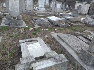Trei adolescenţi sunt cercetaţi pentru vandalizarea mai multor monumente funerare din Cimitirul evreiesc din Huşi