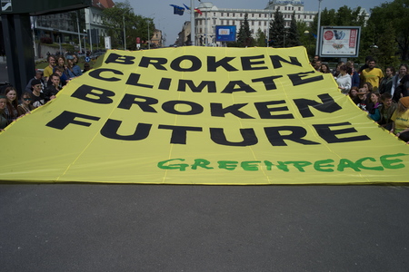 Acţiuni ale Greenpeace şi ale Platformei Unioniste Acţiunea 2012, la Sibiu, pentru a atrage atenţia liderilor europeni. FOTO, VIDEO