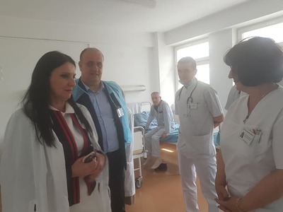 Sorina Pintea, în vizită la Spitalul Orăşenesc Horezu: Este una dintre unităţile sanitare pentru care nu am primit reclamaţii nici pentru condiţiile igienico-sanitare şi nici pentru calitatea actului medical