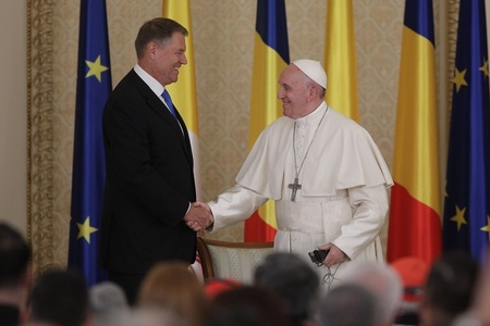 Papa Francisc a primit diverse cadouri din partea preşedintelui Klaus Iohannis, printre care produse cu specific românesc, vinuri, dar şi o minge şi un tricou semnate de Hagi 
