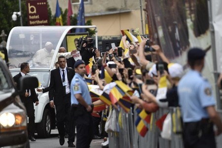 Papa Francisc a mers cu papamobilul pe străzile Capitalei, fiind ovaţionat de zeci de mii de oameni, sub o ploaie torenţială, FOTO, VIDEO