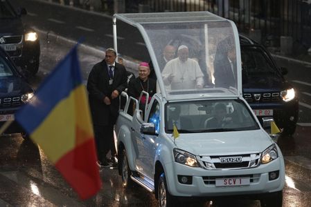 Peste 150.000 de persoane au participat la evenimentele publice ale Papei Francisc la Bucureşti; papamobilul construit de Dacia va fi folosit la Miercurea Ciuc. FOTO, VIDEO
