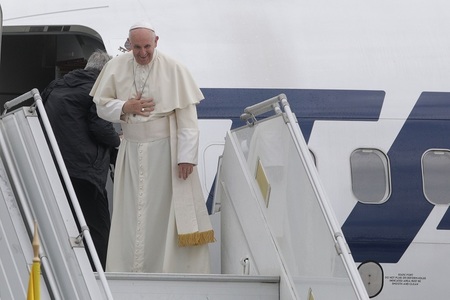 Papa Francisc şi-a încheiat vizita în România; înainte de îmbarcare, a stat de vorbă cu cei care îl aşteptaseră la Aeroportul din Sibiu, a dat mâna cu ei, a mângâiat şi binecuvântat numeroşi copii