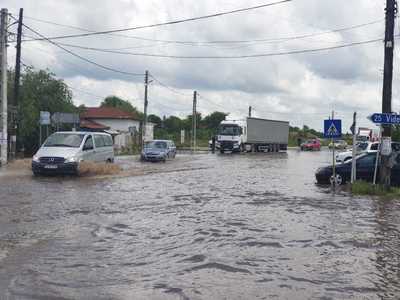 Infotrafic: Mai multe drumuri, afectate în continuare din cauza ploilor din ultima perioadă; în unele zone, apa măsoară şi 40 de centimetri