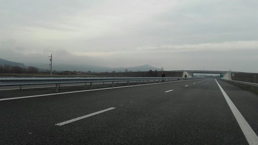 Traficul pe DN 15, întrerupt în zona localităţii Cheţani (Mureş), pentru montarea grinzilor unui pasaj rutier