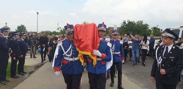 Timiş: Poliţistul Cristian Amariei, ucis în misiune, a fost înmormântat cu onoruri militare. FOTO