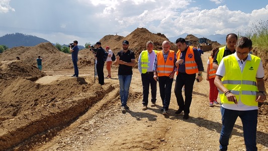 Cuc, pe şantierul autostrăzii Braşov-Râşnov: Ritmul este unul bun, constructorul român îşi asumă să finalizeze acest obiectiv înainte de termenul stipulat în contract. FOTO