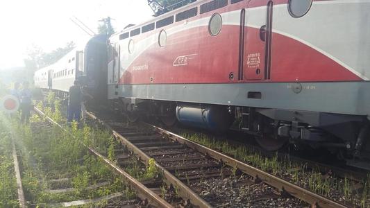 Suceava: Locomotiva unui tren Regio a deraiat din cauza viiturilor; nu s-au înregistrat victime