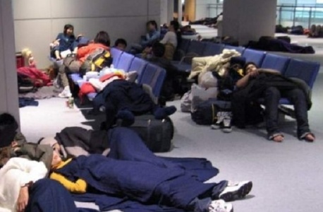 Dosar penal pentru înşelăciune în cazul copiilor care au mers în tabere organizate la New York şi Tokyo de o asociaţie fără licenţă şi care au rămas blocaţi pe aeroporturi din străinătate