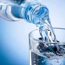 O cantitate de 57.000 de litri de ape minerale naturale şi băuturi răcoritoare, retrasă de la vânzare în urma unor controale făcute de Protecţia Consumatorilor în Bucureşti şi Ilfov