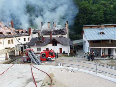 Guvernul va interveni pentru punerea în siguranţă a Mănăstirii Râmeţ, distrusă într-un incendiu, şi pentru refacerea lăcaşului de cult