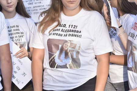 Colegii de liceu ai Alexandrei participă în această seară la un protest în Caracal: ”Alo 112! Sunt Alexandra şi vreau să trăiesc!”