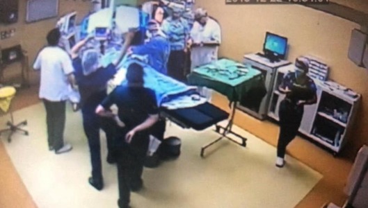 Ungureanu publică fotografii din sala de operaţie de la Spitalul Floreasca, unde o femeie a ars: Somitatea Beuran întră în sală ca un nesimţit, fără să se dezinfecteze, cu ceasul pe mână, după ce pacienta a fost arsă de rezidentul lui nesupravegheat -FOTO