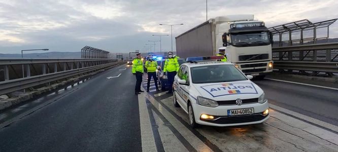 Convoi de maşini cu români care se întorc din străinătate, escortat de poliţişti şi jandarmi, oprit la intrarea în Capitală / Vela: Se organizează despărţirea convoiului spre judeţele Prahova şi Constanţa