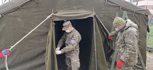 Opt corturi de triaj epidemiologic, instalate în facilităţi medicale civile şi militare din mai multe garnizoane din ţară - FOTO