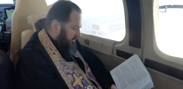 Episcopul de Ungheni şi Nisporeni, rugăciune din avion pentru Republica Moldova  - VIDEO

