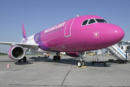 Wizz Air anunţă noi măsuri de sănătate şi siguranţă, de la 1 mai: Echipajul şi pasagerii vor avea obligaţia să poarte măşti pe tot parcursul zborului, revistele dispar din avion, iar plata cumpărăturilor la bord se va face contactless