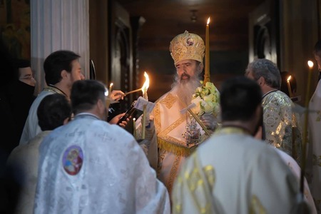 Arhiepiscopia Tomisului a decis ca, în noaptea de 26/27 mai, să ofere credincioşilor Lumina Învierii ca în noaptea de Paşti