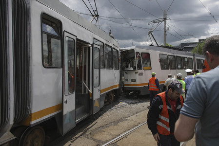 UPDATE - Două tramvaie s-au ciocnit în zona Şura Mare din Capitală/ Şapte persoane au fost rănite, şase dintre acestea fiind transportate la spital - FOTO