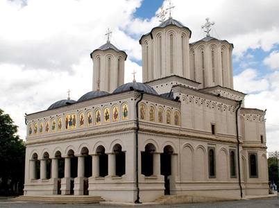 Patriarhia Română a transmis bisericilor îndrumări precum păstrarea distanţei de doi metri între participanţii la slujbele oficiate în lăcaşurile de cult, purtarea măştilor şi programarea din timp pentru spovedanie