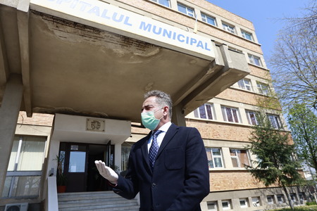 Directorul Spitalului Municipal din Râmnicu Sărat a demisionat/ Danielescu s-ar fi supărat că nu a fost anunţat de vizita ministrului Sănătăţii, iar Nelu Tătaru a fost întâmpinat de primar şi de managerul medical