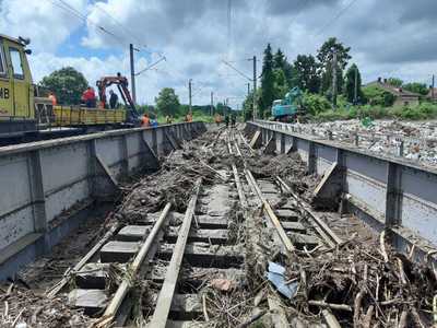 Trafic feroviar întrerupt în judeţele Hunedoara şi Maramureş, după ce ploile au distrus un podeţ şi au adus aluviuni pe calea ferată/ Circulaţia rutieră este oprită pe două drumuri naţionale din Vaslui, din cauza apei şi a aluviunilor de pe şosea