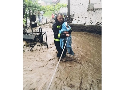 Marcel Vela, despre pompierul fotografiat cu un bebeluş în braţe, la inundaţiile din Rodna: Ieşise dintr-o tură de 24 de ore/ ”Am doi copii acasă şi ştiu ce înseamnă grija părintească”, le-a transmis pompierul părinţilor bebeluşului pentru a-i linişti