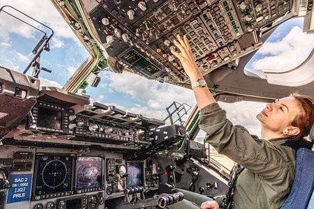 MApN: Simona Maierean este prima femeie pilot comandant de aeronavă în cadrul Heavy Airlift Wing din Europa