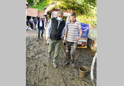 Vela, după inundaţiile din Valea Jiului: Proiectele pentru amenajarea hidrografică a zonei au fost neglijate ani de zile de către guvernele PSD/ Lucrările de reparaţii în urma inundaţiilor din anii anteriori nu au fost de cea mai bună calitate - FOTO