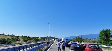 UPDATE - Cozi kilometrice la singurul punct rutier de frontieră funcţional dintre Bulgaria şi Grecia. Românii se plâng că aşteaptă cu orele la graniţă -  FOTO / Ministrul de Externe a discutat cu omologul grec