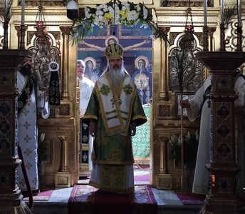 Suceava: Preotul de la Mănăstirea Gheorghiţeni, amendat după ce Arhiepiscopul Tomisului, ÎPS Teodosie, a oficiat o slujbă unde credincioşii nu purtau măşti şi nu respectau distanţa fizică - VIDEO