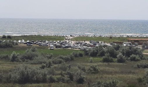 Amenzi de 13.000 de lei pentru campare ilegală şi pentru accesul cu maşinile pe plajele de la Vadu şi Corbu/ Administraţia Rezervaţiei acuză un adevărat ”dezastru”