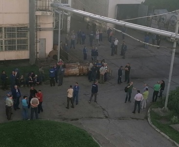 UPDATE - Protest spontan la Termocentrala Mintia, în judeţul Hunedoara. Aproape 100 de angajaţi îşi cer drepturile restante, avertizând că vor sista activitatea  - FOTO, VIDEO
