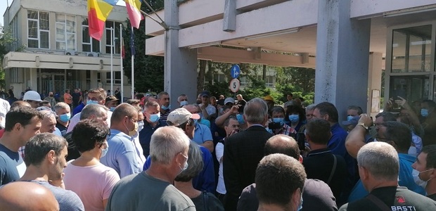 Angajaţii Termocentralei Mintia au întrerupt protestul şi au solicitat în discuţie cu premierul Ludovic Orban
- FOTO