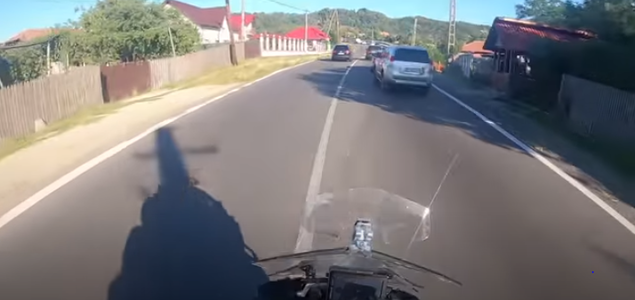Maşina ministrului Lucian Bode care a fost implicată în accidentul rutier, filmată circulând mult pe contrasens/ Şoferul depăşeşte, pe linie continuă, o coloană de maşini - VIDEO