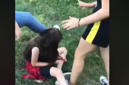Una dintre cele patru fete care au bătut şi umilit o adolescentă din Târgu Jiu, reţinută/ Părinţii celorlalte trei tinere care au luat parte la agresiune, amendaţi