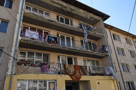 Grupuri sanitare insalubre, gândaci, igrasie şi mirosuri insuportabile, găsite de DSP Vrancea în două blocuri de locuinţe sociale din Focşani/ Primarul afirmă că locatarii sunt cei care provoacă pagube - FOTO