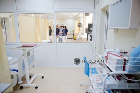 Medici de la Spitalul "Gomoiu": Copilul adus de la Buzău e în stare staţionară spre bine, nu e intubat/ E dependent de oxigen, cu mască de oxigen de flux mic
