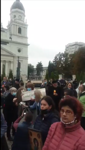 Iaşi: Protest în faţa Mitropoliei Moldovei şi Bucovinei; oamenii acuză autorităţie că blochează manifestările dedicate Sfintei Parascheva - VIDEO