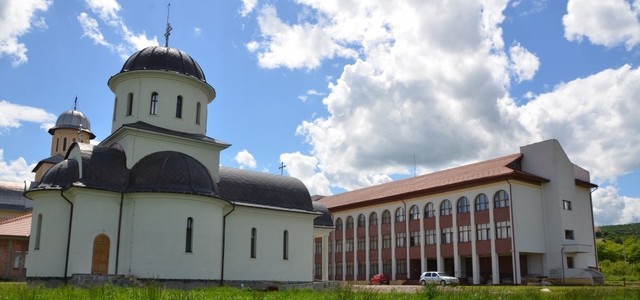 Seminarul Teologic Ortodox "Sfântul Simion Ştefan" din Alba Iulia trece la cursuri exclusiv online, după ce trei elevi, din clase diferite, au fost confirmaţi cu noul coronavirus