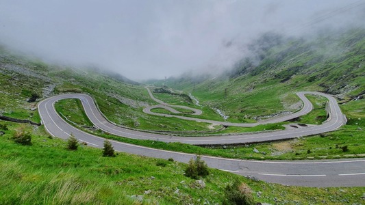 Traficul pe Transfăgărăşan, între Piscu Negru şi Bâlea Cascadă, şi pe Transalpina, între Rânca şi Curpat, va fi închis începând de marţi