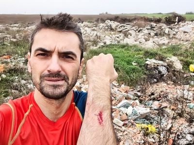 Activistul de mediu Alex Găvan acuză că angajaţi ai Primăriei Corbeanca descarcă ilegal deşeuri. El se adresează preşedintelui, premierului, ministrului Mediului şi prefectului de Ilfov cerându-le să intervină pentru combaterea poluării - FOTO, VIDEO