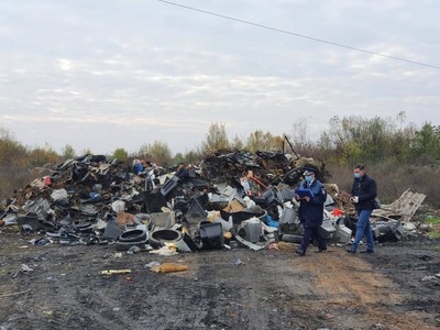 Dâmboviţa: Garda de Mediu a dispus sistarea activităţii tuturor celor zece firme de gestionare a deşeurilor verificate marţi / Au fost confiscate 11 tone de deşeuri