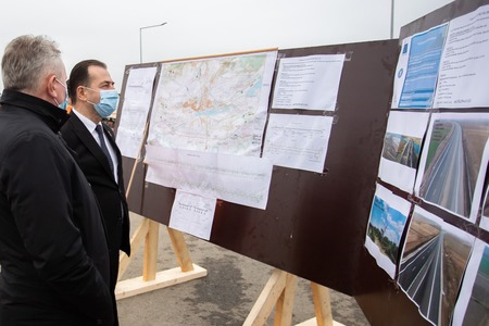 Preşedintele Klaus Iohannis şi premierul participă la deschiderea tronsonului de Autostradă A7 - varianta ocolitoare Bacău