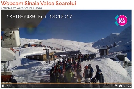 Aglomeraţie la mijloacele de transport pe cablu, în prima zi a sezonului de schi, la Sinaia. Jandarmeria anunţă că au fost semnalate încălcări ale măsurilor privind prevenirea răspândirii SARS-CoV-2 - FOTO
